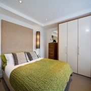 Встроенный шкаф-купе в интерьере спальни
