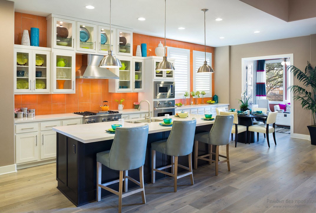 Дизайн кухни с оранжевой одной стеной