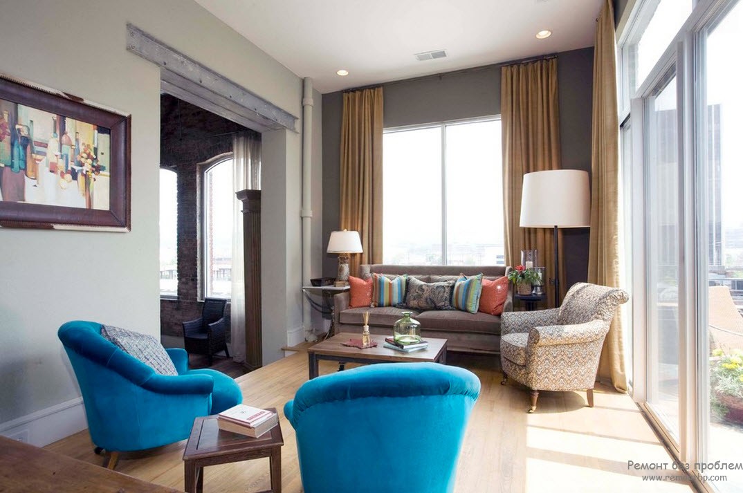 Два ярко-голубых кресла разбавляют серый интерьер гостиной
