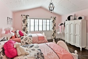 При таком черно-розовом сочетании интерьер не выглядит драматично