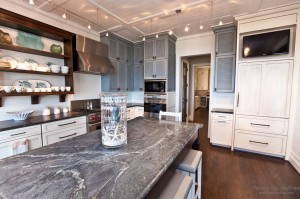 Мраморная столешница в итерьере кухни в морском стиле