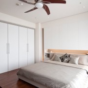 Дизнай спальной комнаты со встроенным шкафом-купе с одной боковой стенкой