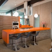 Барная стойка с оранжевой столешницей - яркий акцент интерьера кухни
