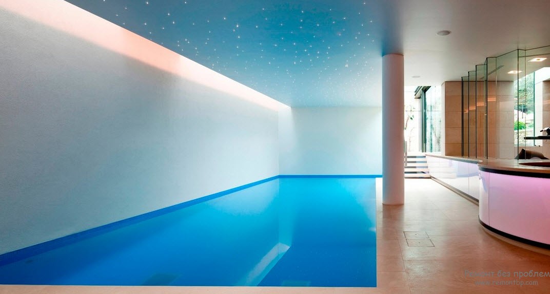 Оздоблення приміщення з басейном у блакитному кольорі з ефектом зоряного неба.