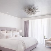 Белая спальня с фиолетвоыми шторами