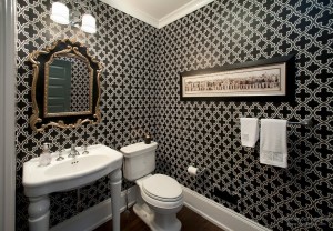 Красивый черно-белый дизнай стен в ванной комнате