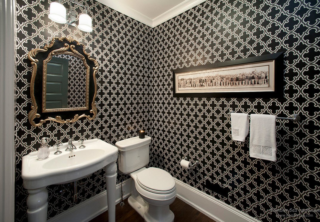Красиві чорно-білий Дізна стіни у ванній кімнаті.