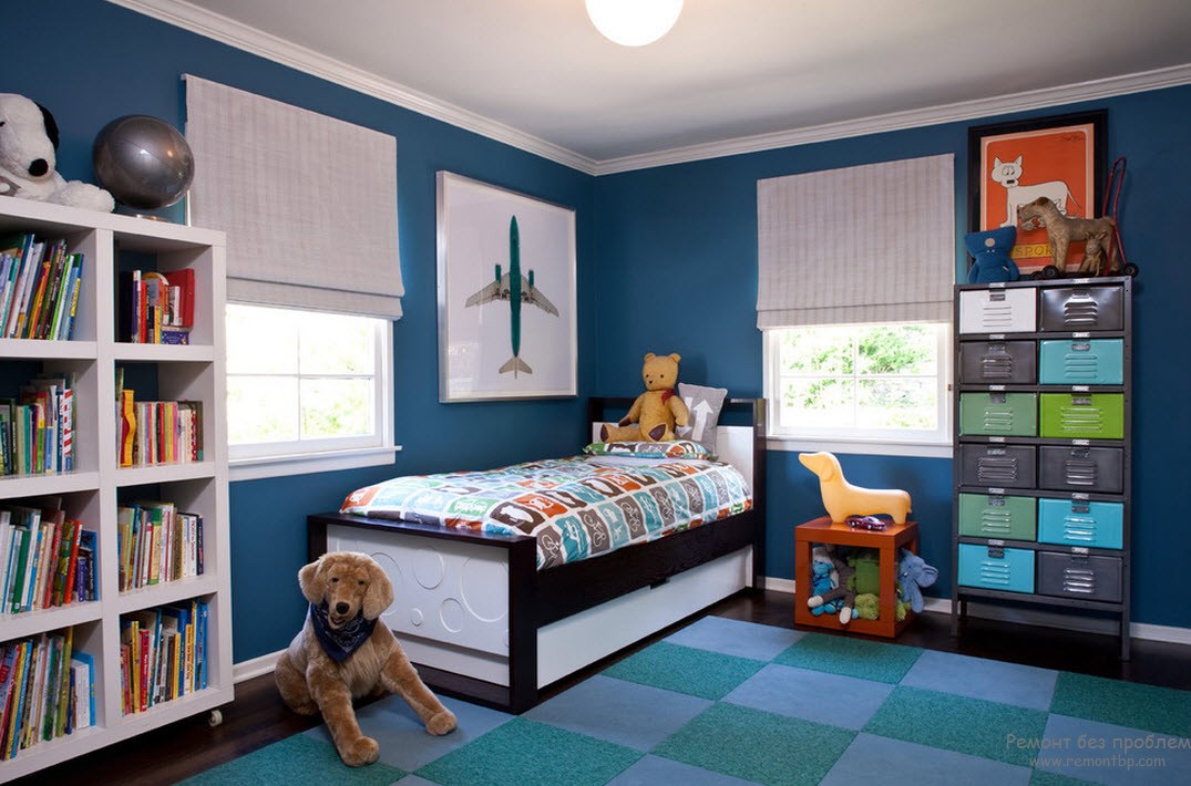 Комната для мальчика, оформленная в синей цветовой гамме