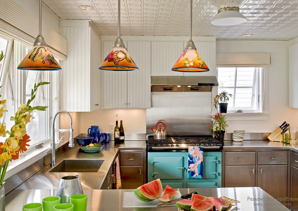 Інтер'єр світлої кухні у морському стилі з яскравими акцентами