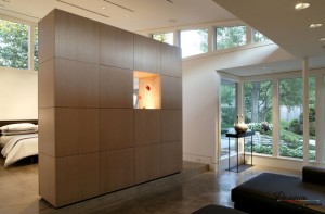 Благородный интерьер гостиной со спальней, разделенных перегородкой из блоков