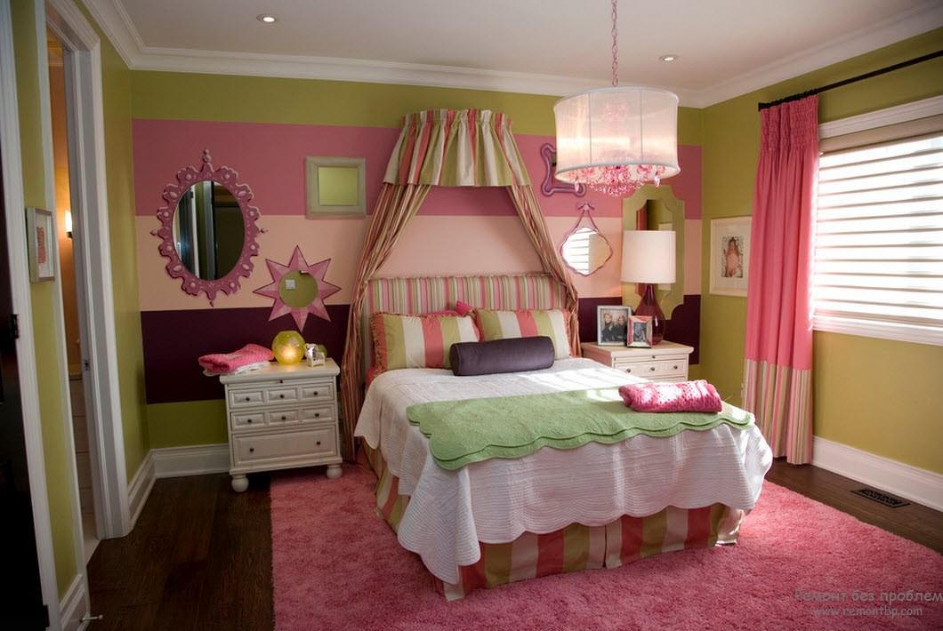 Розовый интерьер в комнате