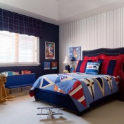 Сине-белый интерьере комнаты для маленького мальчика