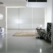 Встроенные шкафы-купе в нише гостиной