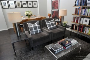 Темно-серый в сочетании со светло-серым в интерьере гостиной