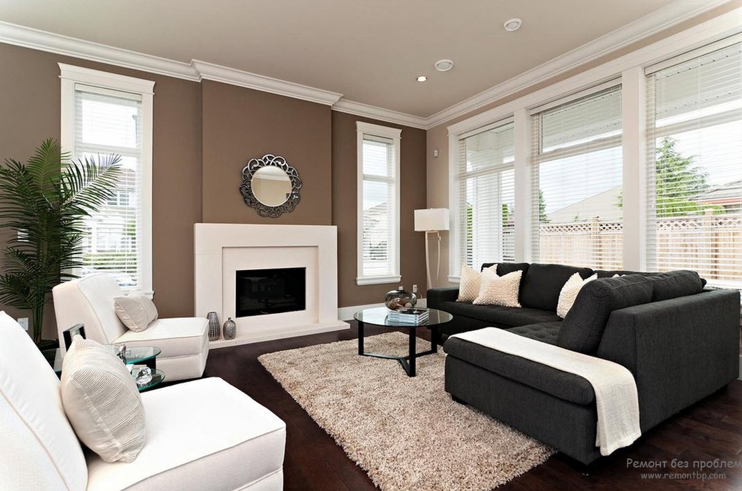 Интерьер коричневой гостиной в сочетании с белым цветом