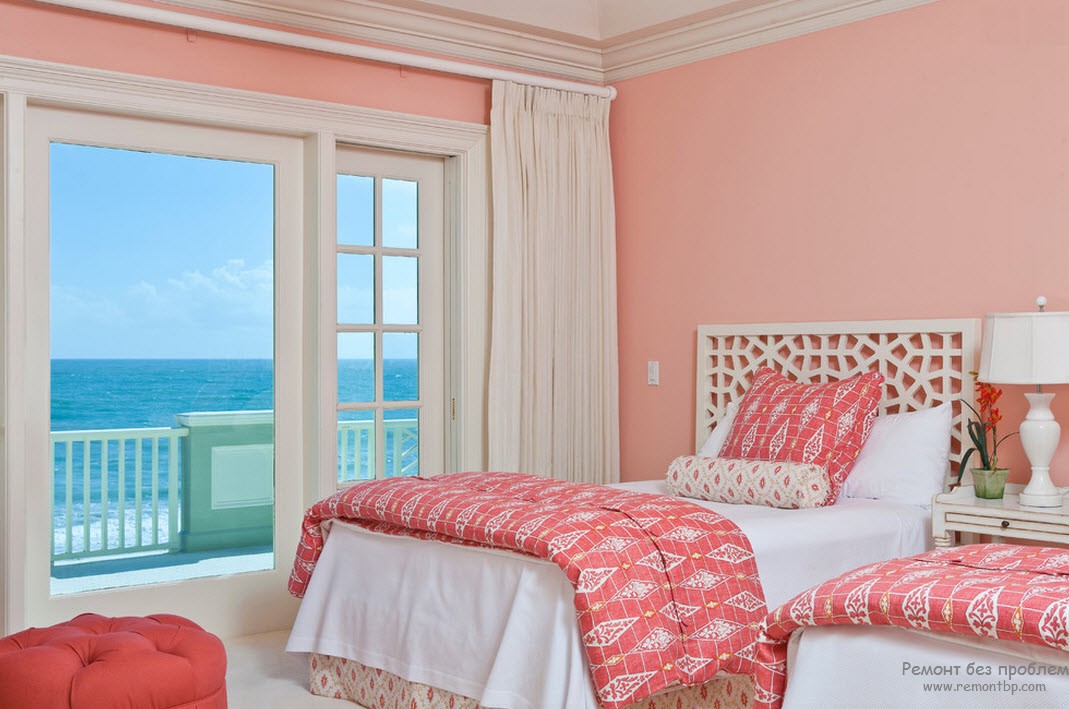 Розовая спальня с большим окном