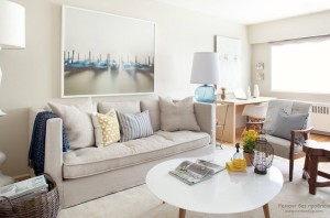 Желтый введен в малом количестве в интерьер серой гостиной