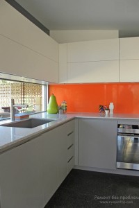 Оранжевый цвет в интерьере кухни использован только для фартука