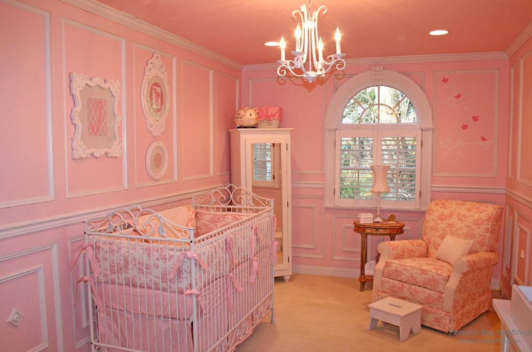 Ніжний та теплий рожево-персиковий інтер'єр кімнати для новонародженого