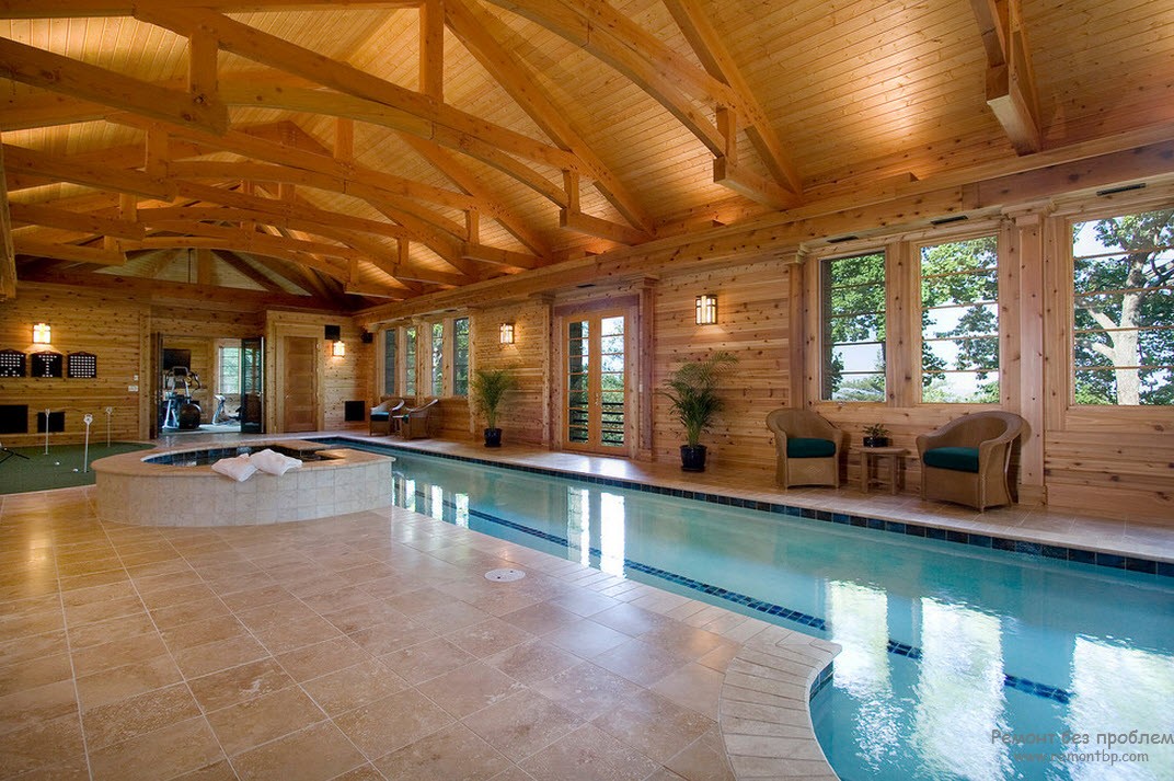 Деревянные стены в помещении для бассейна в стиле кантри