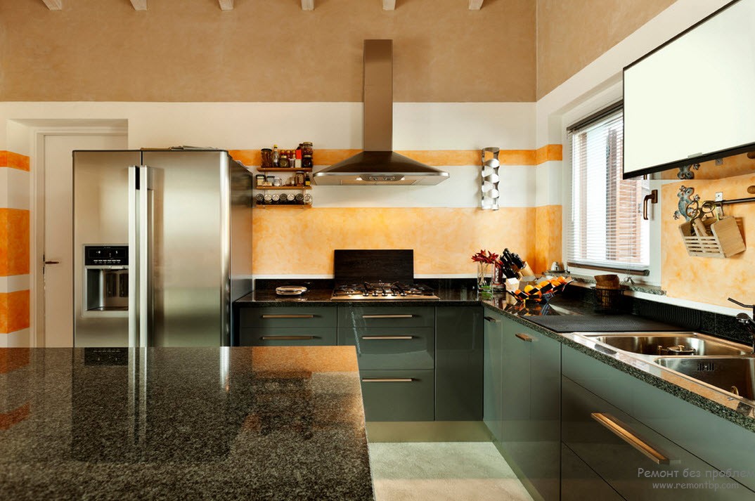 Интерьер кухни с отделкой стен горизонтальными полосами