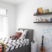 Белый интерьер комнаты для мальчика, разбавленный цветными аксессуарами