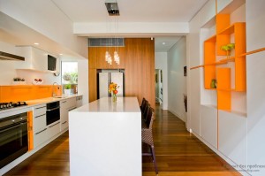 Эффектный интерьер оранжевой кухни в сочетании с белым цветом