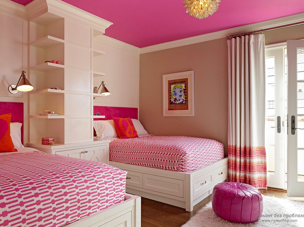 Сочетание яркого розовго цвета с белым в интерьере детской спальни