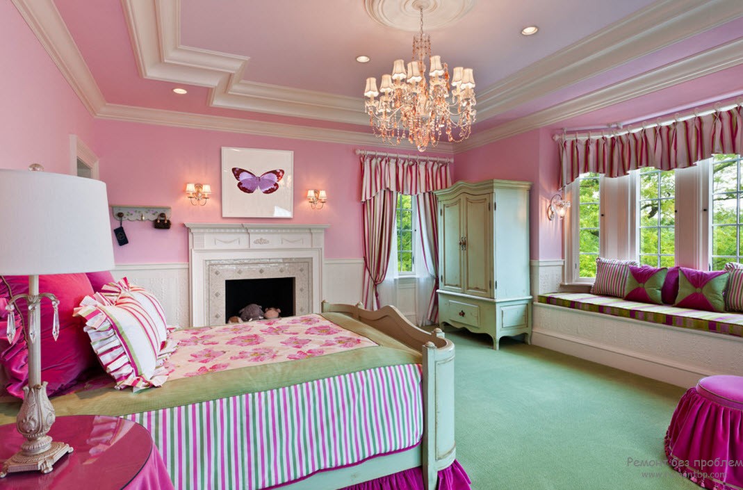 Розовая кровать в спальне