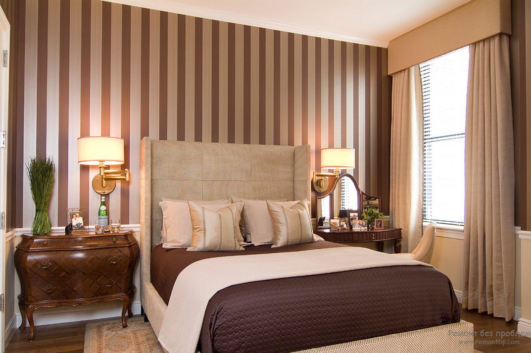 Элегантная и благородная спальня с вертикальными полосами на стенах