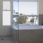 Интерьер современной ванной комнаты с окном