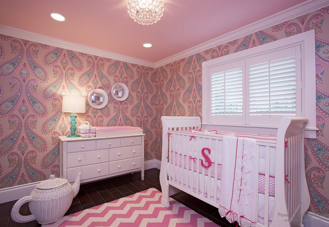 Бузково-рожево-біле поєднання в інтер'єрі дитячої кімнати