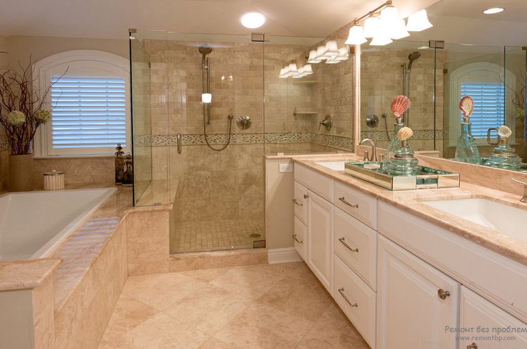 Керамическая плитка на полу и на стенах ванной комнаты в морскоим стиле