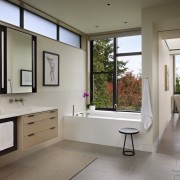 Интерьер современной ванной комнаты с окном