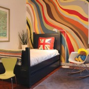 Оригинальное яркое оформление одной стены комнаты для мальчика