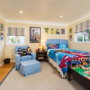 Светло-бежевый интереьер десткой комнаты для мальчика