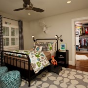 Светло-бежевый интерьере комнаты для мальчика, украшенный множеством аксессуаров