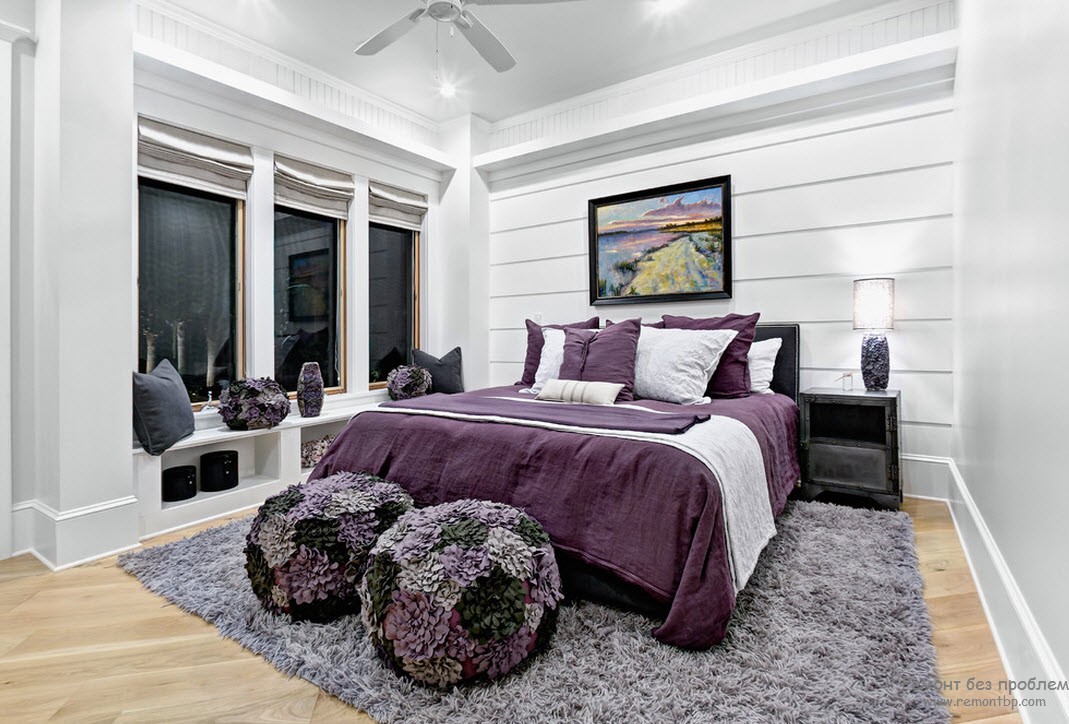 Красивые пуфики в интерьере фиолетовой спальни