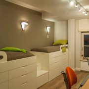 Необычное расположение кроватей для двух мальчиков