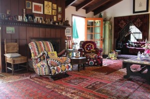 Интерьер бохо пестрит разноцветным текстилем