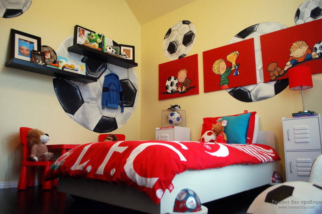 Красочный и веселый интерьер комнаты будущего футболиста