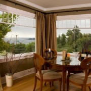 4 Стены и шторы оливковые