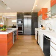 Оранжевый стол использован в качестве акцента интерьера кухни