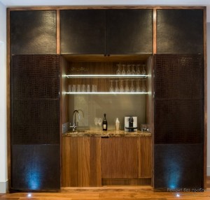 Шкаф, декорированный кожей