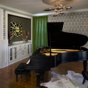 Черно-зеленый интерьер нейтрализован белым цветом