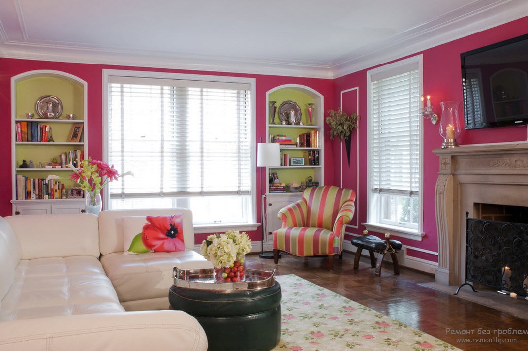 Інтер'єр вітальні з яскраво-рожевим тоном та світлими меблями