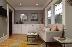 Интерьер серо-белой гостиной