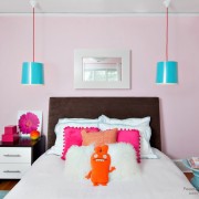 /рко-розовый цвет использован в интерьере детской комнаты в роли акцентного