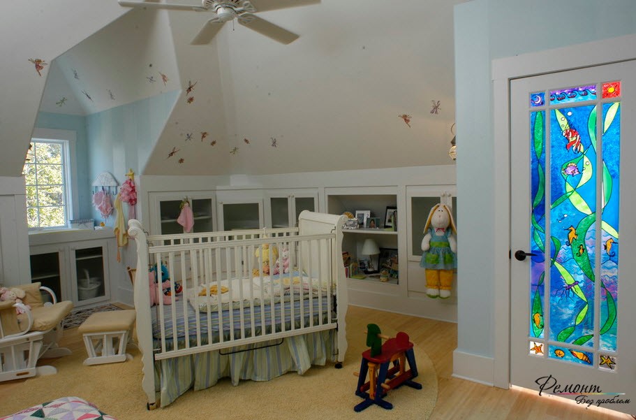 Детская комната с яркой дверью