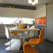 Оранжевые стулья - акцент интерьера кухни